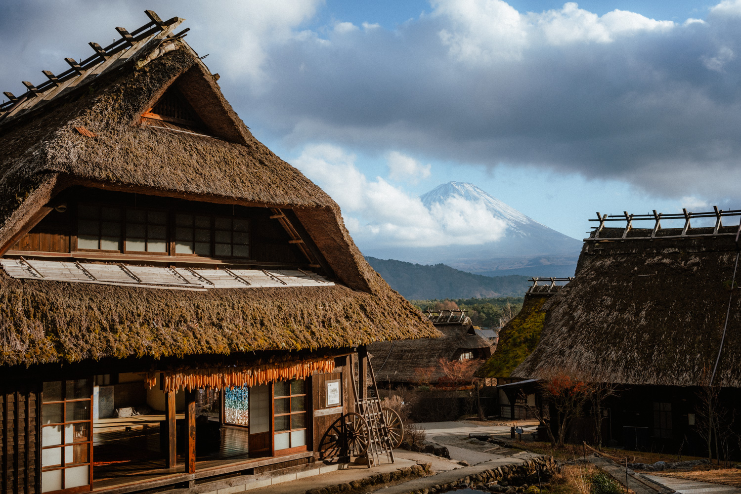 Case gasshō-zukuri sotto un cielo luminoso, Shirakawa-gō